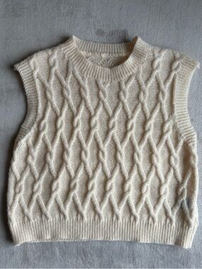 SHEIN Cream Cable Knit Sleeveless Crewneck Vest